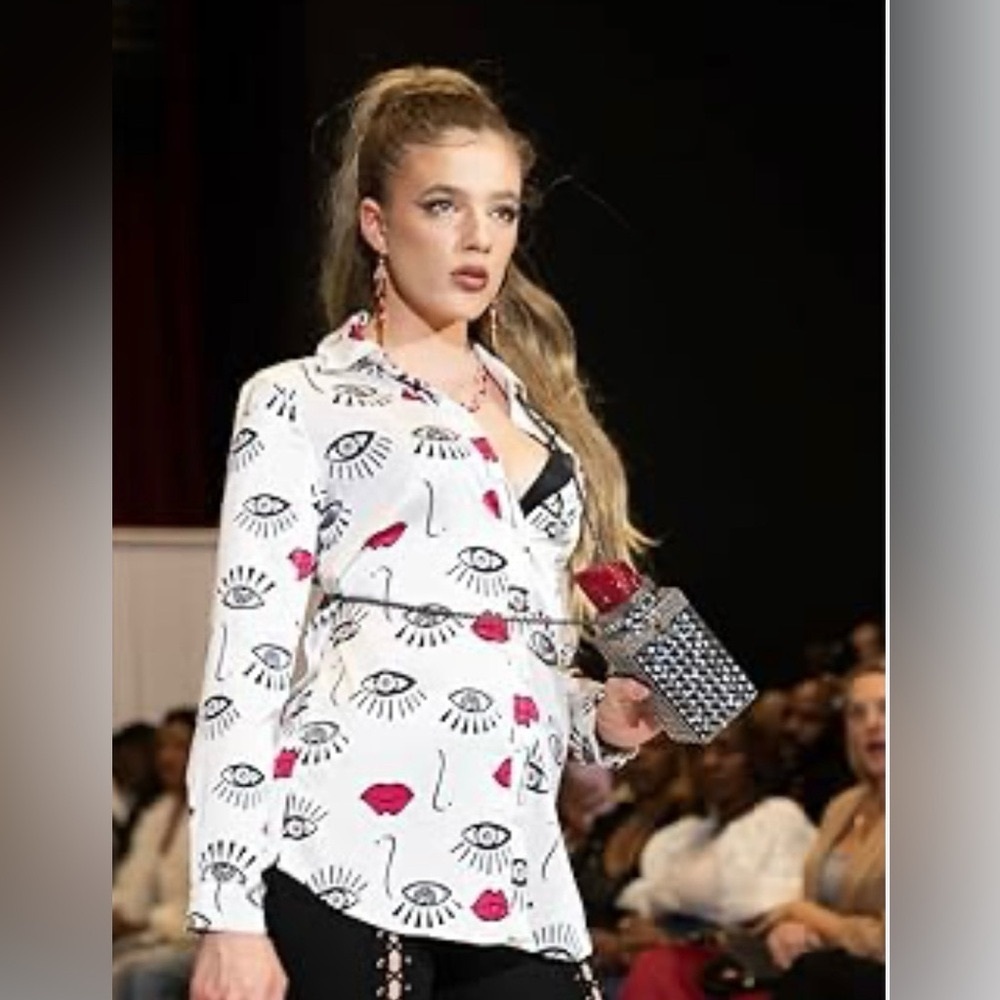 NEW LULUMARI long sleeved blouse w 💋 & eyes. Size Med